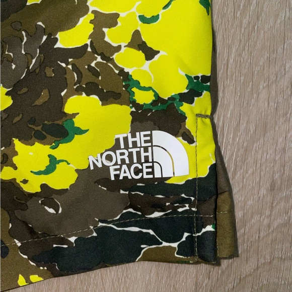 NWT The North Face green camouflage shorts - Picture 3 of 5